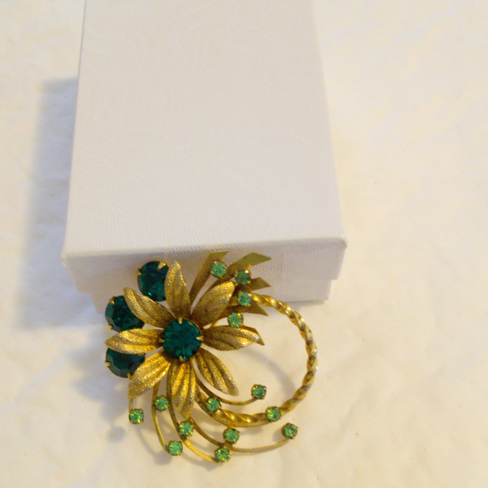 Elegant Green and Gold Floral Brooch with Intricate Design from the 1950's.